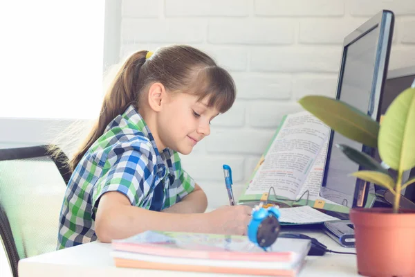 Uma Menina Escreve Com Uma Caneta Caderno Aprendendo Remotamente Sem — Fotografia de Stock