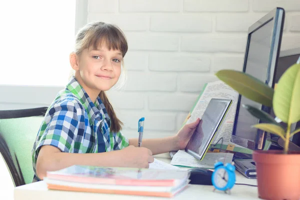 女の子はオンラインサービスで宿題をします — ストック写真