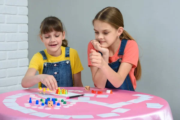 テーブルで二人の女の子がボードゲームをプレイ — ストック写真