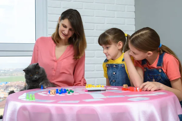 Famille Regarde Comme Chat Joue Une Puce Table Jeu Société — Photo