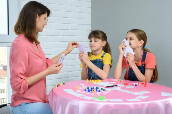 Process Board Game Mom Chooses Card Her Daughter Hand — Stock Photo, Image