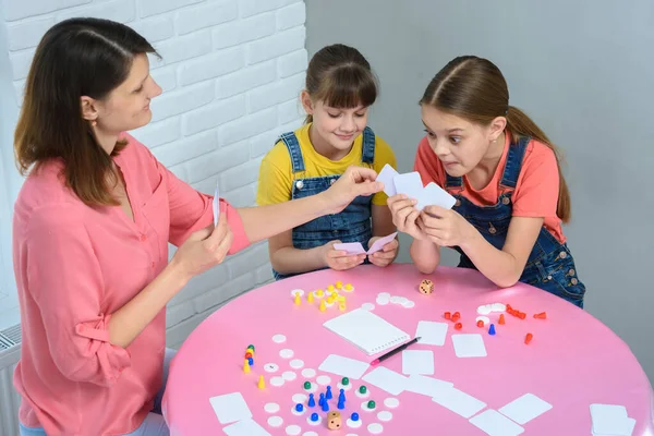 Mutter Wählt Eine Karte Aus Der Hand Des Mädchens Das — Stockfoto