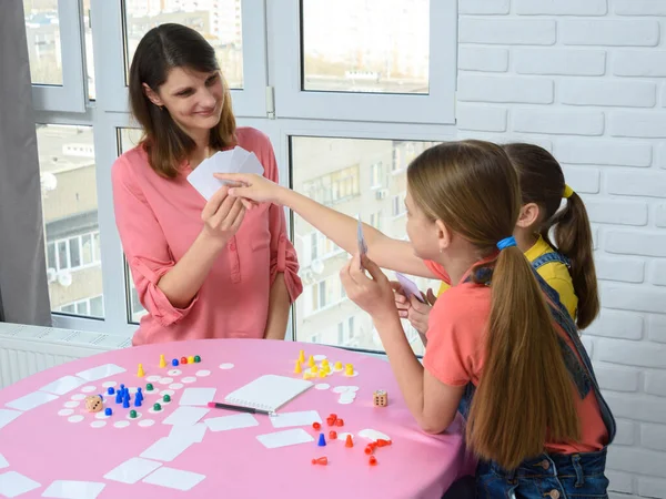 Crianças Escolhem Uma Carta Sua Mãe Jogando Jogo Tabuleiro — Fotografia de Stock