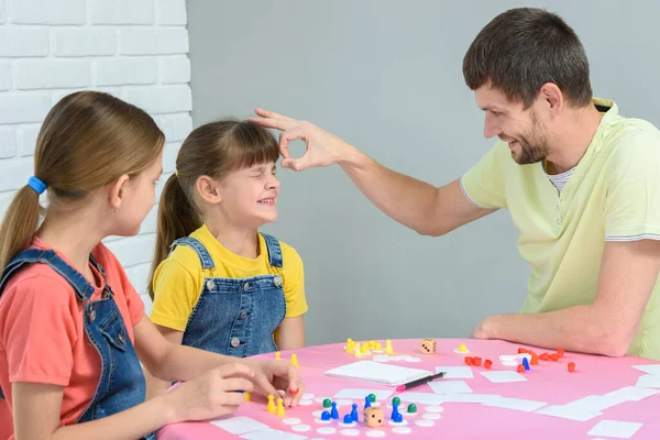 Dad Punches Girl Who Lost Board Game — Stock Photo, Image