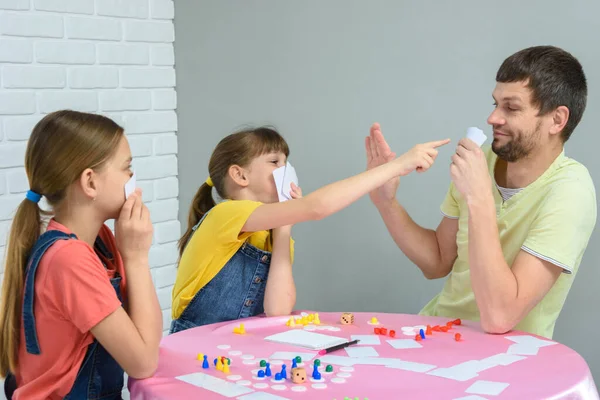 Daughter Points Dad Cards Board Game — Stock Photo, Image