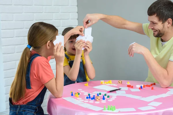 Papá Saca Carta Deseada Juego Mesa Con Hijas —  Fotos de Stock