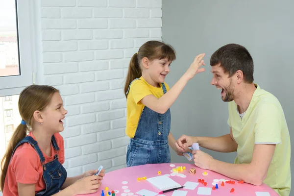 Daughter Going Punch Dad Forehead Loss Board Game — Stock Photo, Image