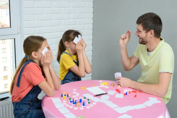 Pai Filhas Jogar Jogos Tabuleiro Casa — Fotografia de Stock