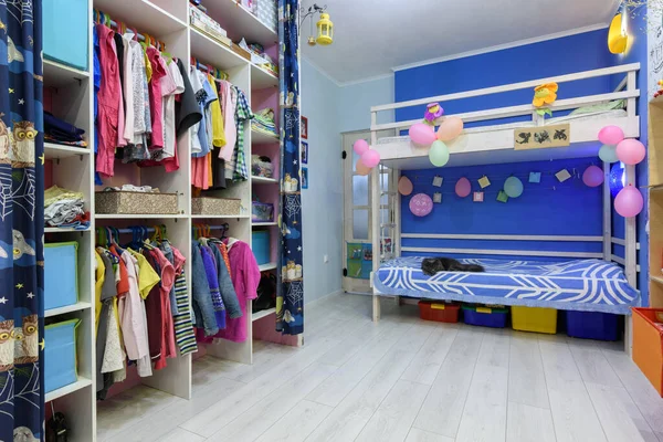 俄罗斯安纳帕 2020年4月2日 儿童房的内部 有一张床和一个大衣橱 — 图库照片
