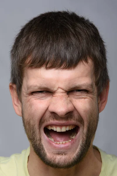 Portret Van Een Man Met Een Europees Uiterlijk Die Ernstige — Stockfoto