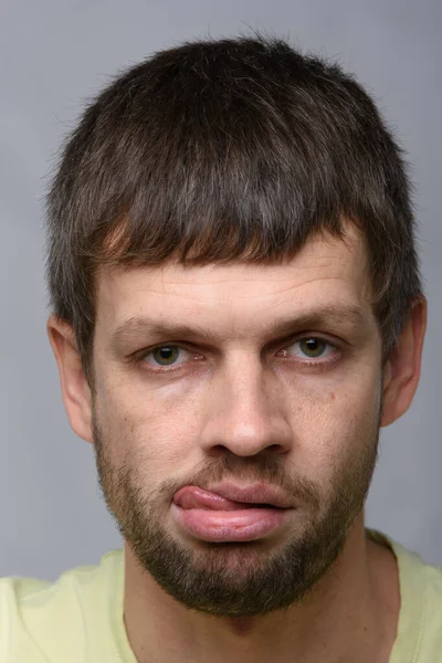 Retrato Homem Triste Aparência Europeia Com Língua Pendurada Para Fora — Fotografia de Stock