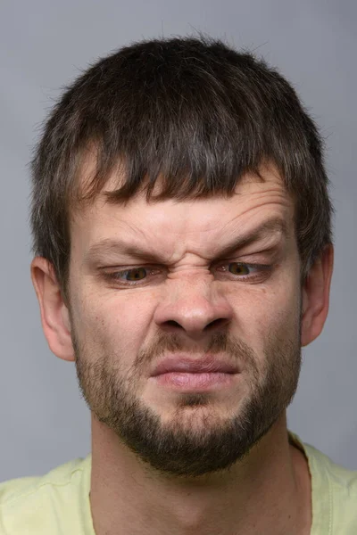 Portret Mężczyzny Patrzącego Swój Nos Europejski Wygląd — Zdjęcie stockowe