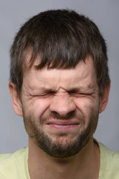 Retrato Cerca Ojo Entrecerrado Hombre Apariencia Europea — Foto de Stock