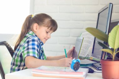 Kız, çevrimiçi video eğitimi yoluyla okula uzaktan devam ediyor