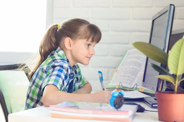 Menina Assistindo Uma Aula Vídeo Casa Sobre Educação Distância — Fotografia de Stock