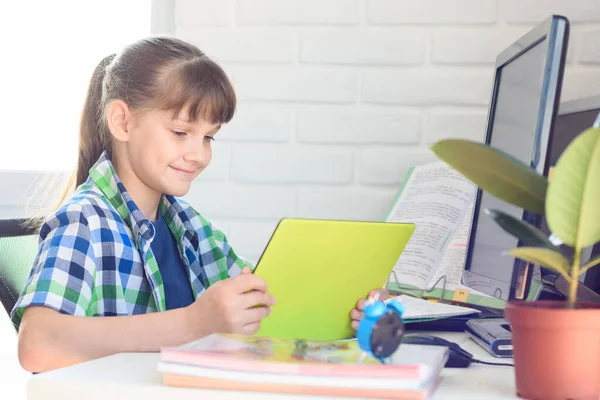 Flicka Studerar Skolan Hemma Titta Videolektion Nätet — Stockfoto