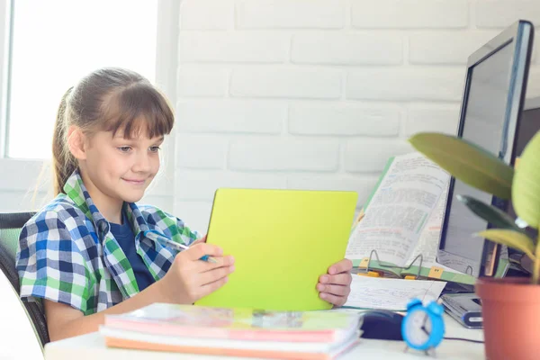 Mädchen Schaut Sich Hause Videotutorials Auf Einem Tablet — Stockfoto