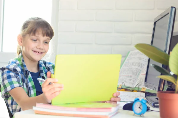 Ein Zehnjähriges Mädchen Blickt Glücklich Auf Den Bildschirm Eines Tablet — Stockfoto