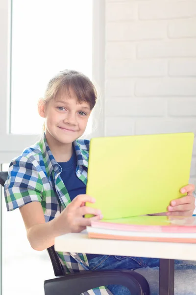 Uma Menina Com Tablet Senta Uma Mesa Casa Alegremente Olhou — Fotografia de Stock