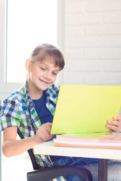 Menina Estudando Computador Tablet Enquanto Sentado Uma Mesa Casa — Fotografia de Stock