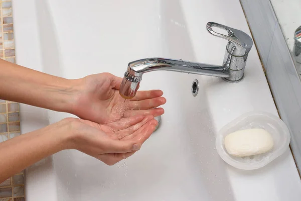 Chica Vierte Agua Palma Mano Baño — Foto de Stock