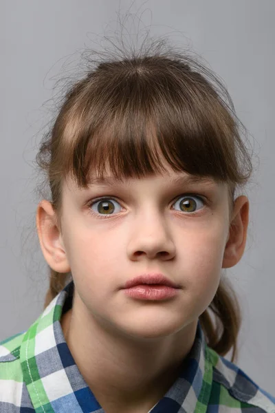 Retrato Menina Dez Anos Choque Com Olhos Salientes Aparência Europeia — Fotografia de Stock