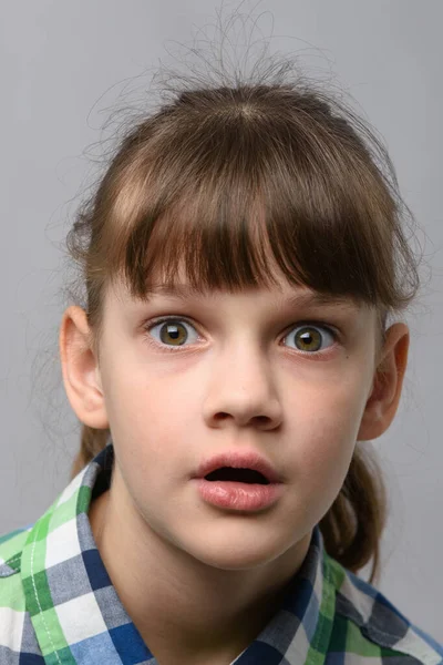 一个非常吃惊的10岁女孩的画像 她的眼睛鼓鼓的 嘴巴张开 欧洲风貌 — 图库照片