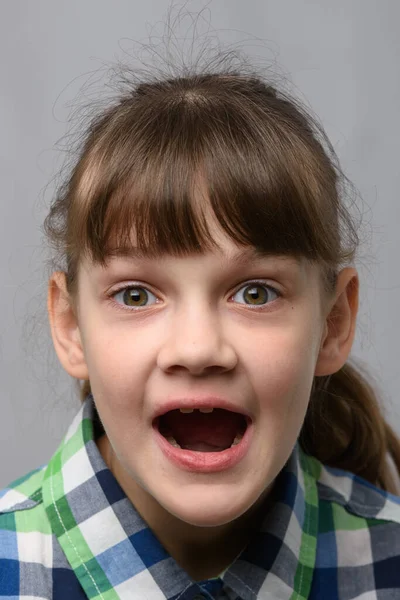 Ritratto Una Bambina Dieci Anni Veramente Sorpresa Occhi Chiusi Aspetto — Foto Stock