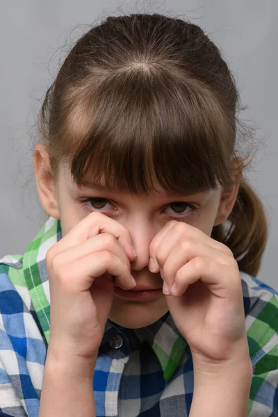 Retrato Uma Menina Dez Anos Chorando Aparência Europeia Close — Fotografia de Stock