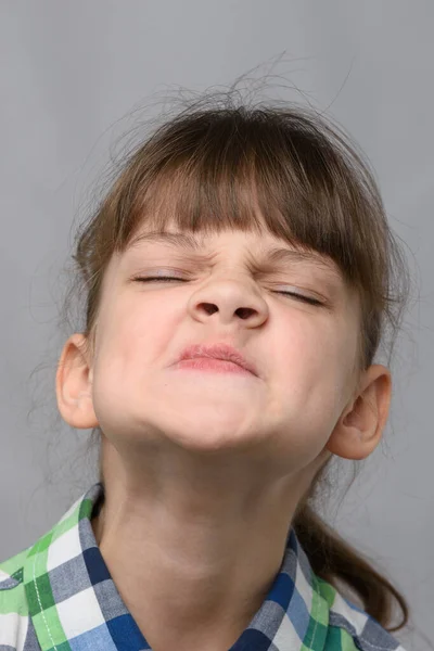 Retrato Uma Menina Dez Anos Arrogante Aparência Europeia Close — Fotografia de Stock