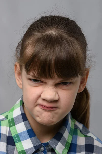 Retrato Uma Menina Vil Dez Anos Aparência Europeia Close — Fotografia de Stock