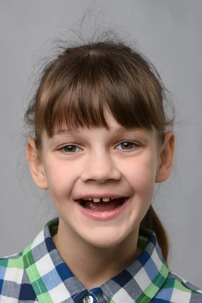 Retrato Uma Menina Engraçada Dez Anos Com Sorriso Alegre Aparência — Fotografia de Stock