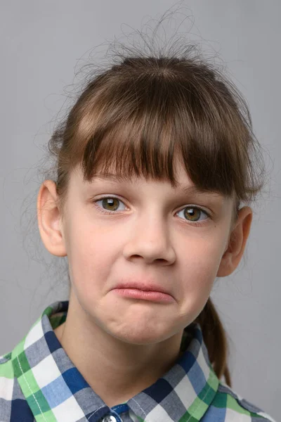 Retrato Uma Menina Dez Anos Surpreso Aparência Europeia Close — Fotografia de Stock