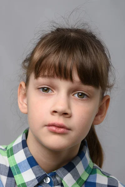 Retrato Uma Menina Dez Anos Compassiva Aparência Europeia Close — Fotografia de Stock