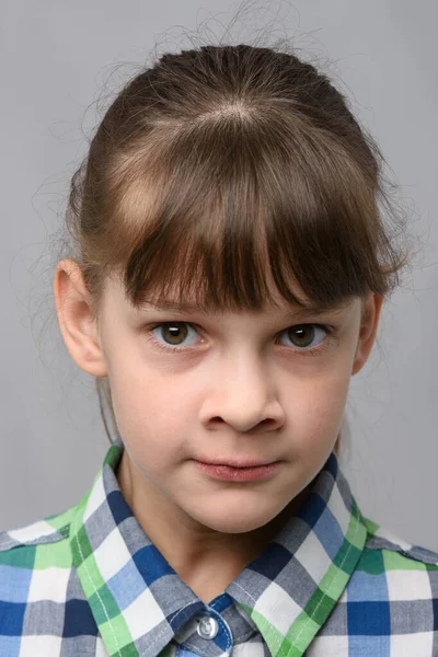 Portret Nerwowej Dziesięcioletniej Dziewczynki Europejskim Wyglądzie Zbliżenie — Zdjęcie stockowe