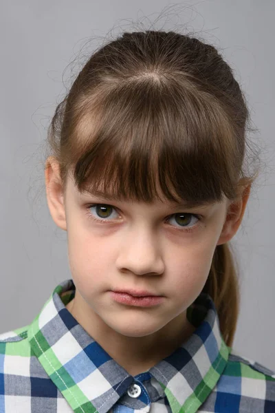 Retrato Uma Menina Dez Anos Com Olhar Penetrante Aparência Europeia — Fotografia de Stock