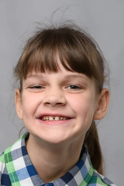Porträt Eines Lustig Lächelnden Zehnjährigen Mädchens Von Europäischem Aussehen Nahaufnahme — Stockfoto