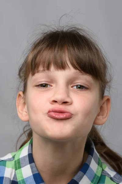 Retrato Uma Menina Dez Anos Mostrando Beijo Aparência Europeia Close — Fotografia de Stock