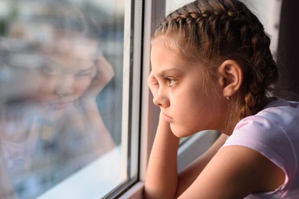 Stanco Auto Isolamento Una Ragazza Quarantena Annoiata Guarda Fuori Dalla — Foto Stock