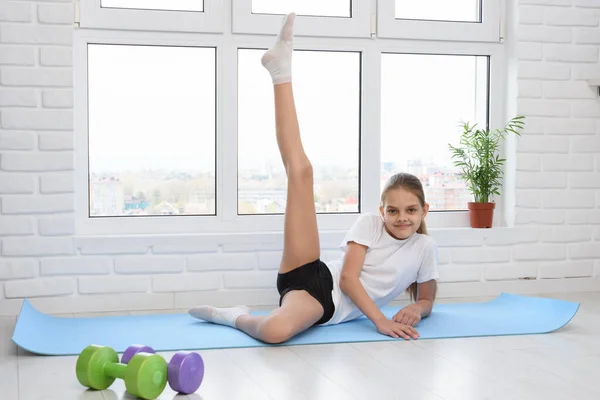 Chica Realizando Ejercicios Estiramiento Muscular Pierna Casa —  Fotos de Stock