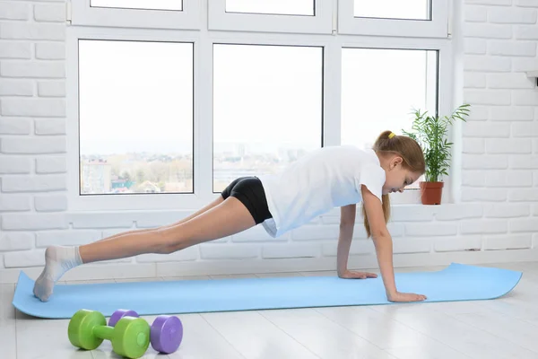 Girl Push Ups Sports Rug Home — Stock Photo, Image