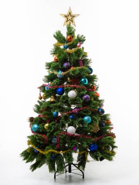 Beyaz arkaplanda yapay Noel ağacı