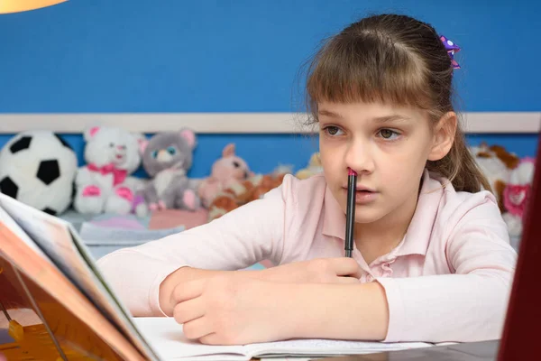 Het Meisje Doet Huiswerk Thuis Steekt Denkend Een Pen Haar — Stockfoto