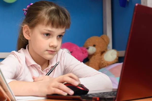 Het Meisje Studeert Afstand Thuis Werkt Een Laptop — Stockfoto