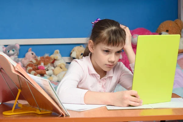 Upset Girl Dissatisfied Distance Learning — Stock Photo, Image