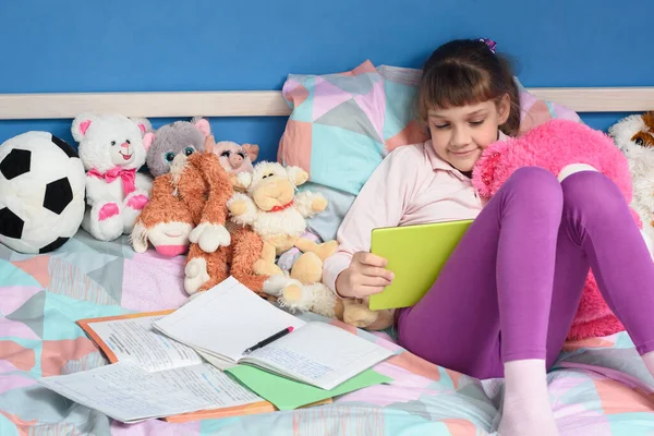 Mädchen Lernt Der Schule Während Sie Hause Fernunterricht Nutzt — Stockfoto