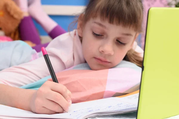 Het Meisje Ligt Bed Met Hulp Van Online Diensten Doet — Stockfoto