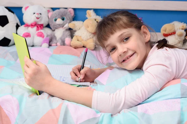 Een Schoolmeisje Studeert Afstand Thuis Ligt Bed Kijkt Naar Een — Stockfoto