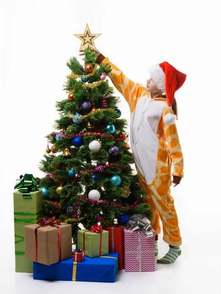 Menina Coloca Uma Dica Topo Árvore Natal — Fotografia de Stock