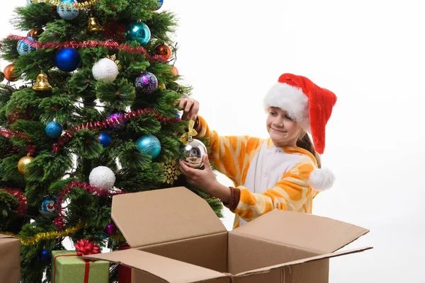 Menina Pendura Uma Bola Natal Árvore Natal — Fotografia de Stock